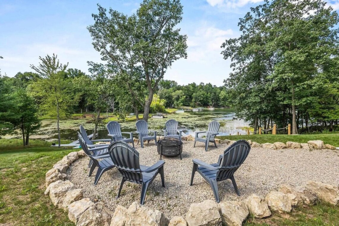 Lake Front! Firepit! Private Dock! Water Toys!